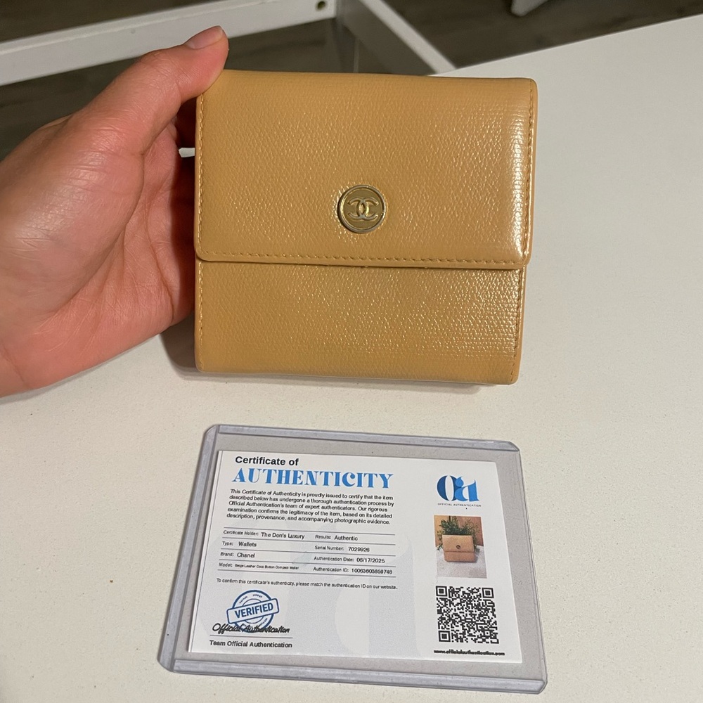 *AUTHENTIC* CHANEL Vintage Compact Wallet